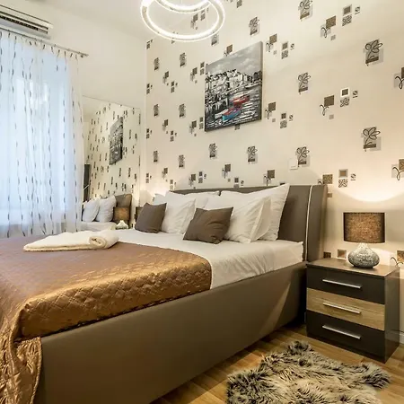 Welcome Luxury Center Split